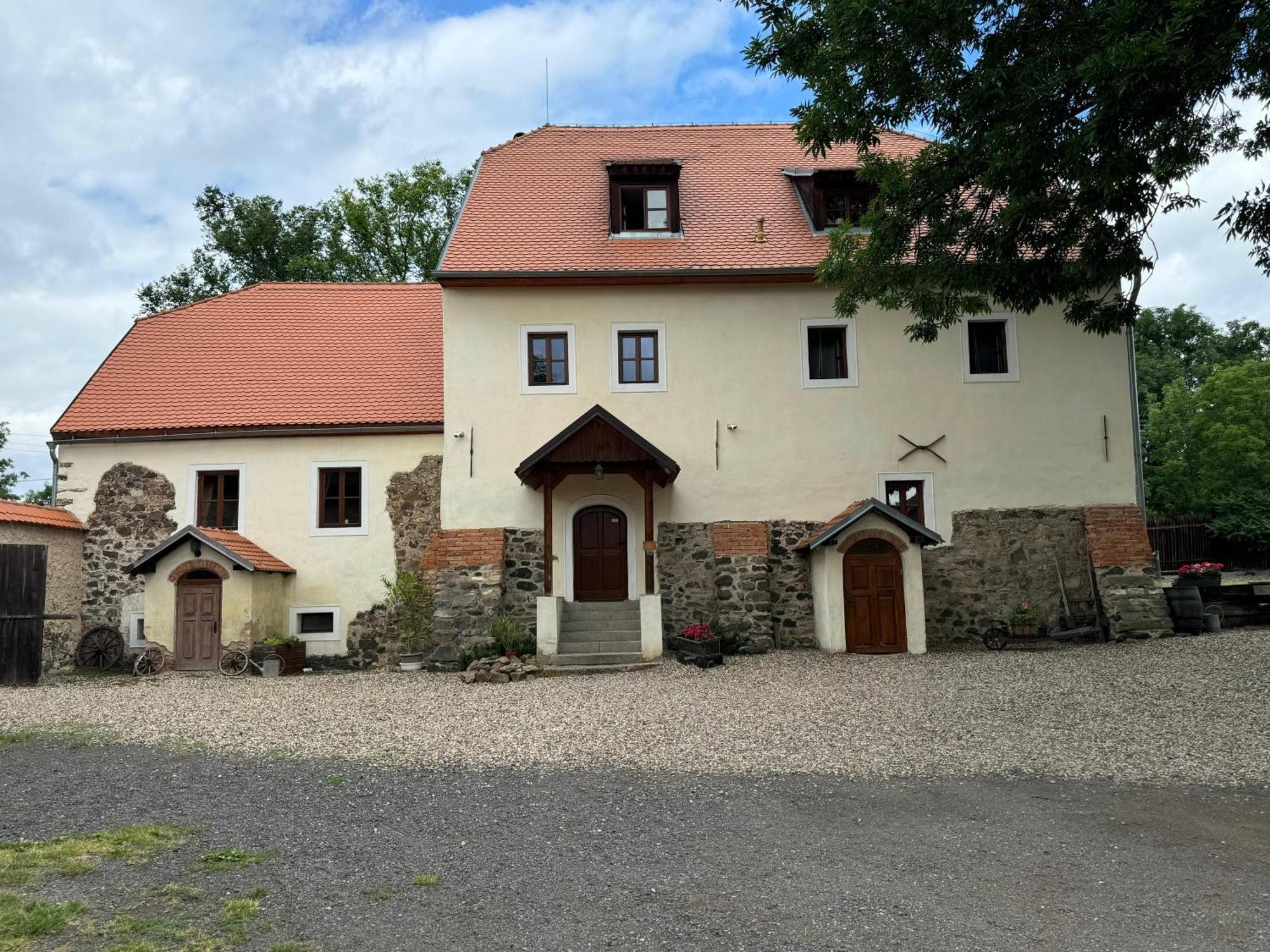 Penzion Tvrz Most Bagian luar foto